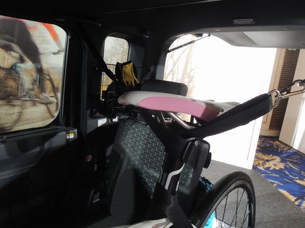 ダイハツ・ウェイクに自転車を載せたところ シートポストにストラップを括りつけてしっかり固定