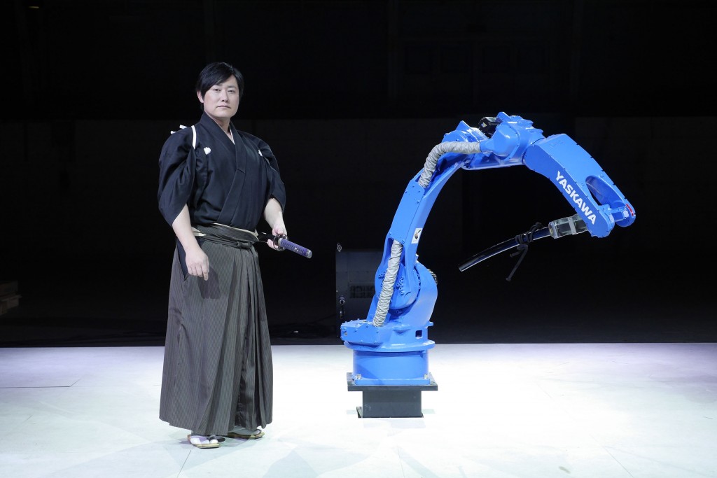 安川電機の産業用ロボットMOTOMAN-MH24と町井勲さん